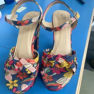 Flowery Platform Sandals, Size 7